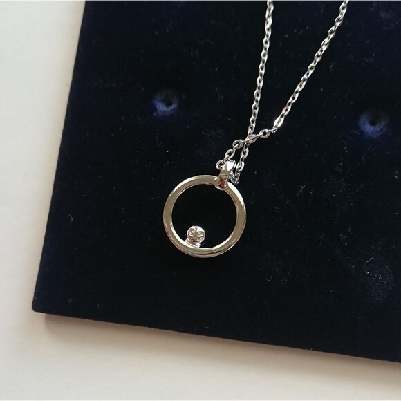 SWAROVSKI sparkly Circle Pendant necklace - Picture 4 of 7